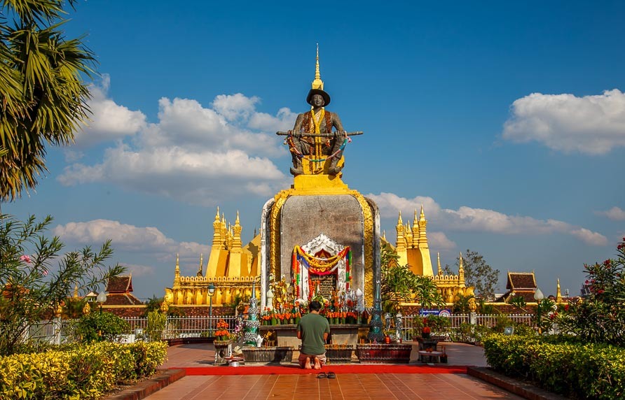 Вьентьян. Лаос г Вьентьян. Вьентьян столица. Лаос Вьентьян достопримечательности. Триумфальная арка Патусай Вьентьян.